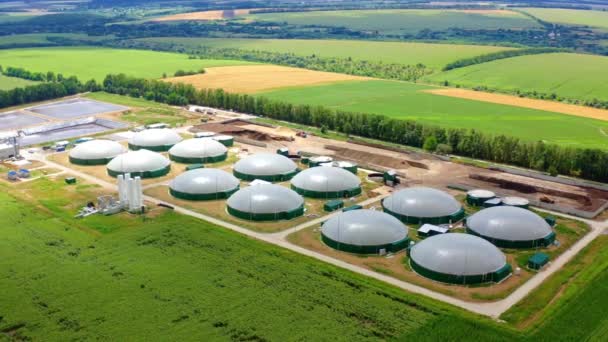 Impianto Biogas Immerso Nella Natura Moderni Serbatoi Stoccaggio Nella Fattoria — Video Stock