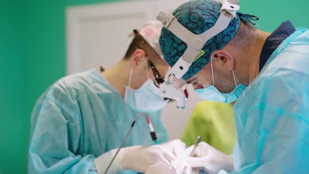 Professionella Läkare Operation Manliga Specialister Medicinsk Uniform Och Kirurgiska Ficklampor — Stockvideo
