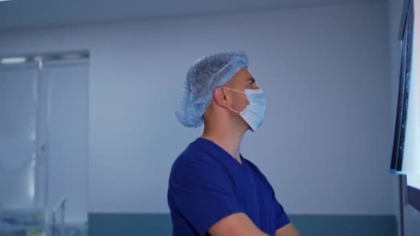 Manlig Medicinsk Specialist Studerar Röntgen Profil Ung Läkare Mask Undersöker — Stockvideo