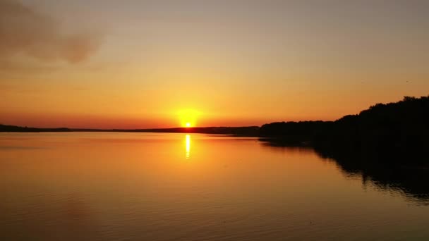 Vacker Solnedgång Över Floden Fantastiskt Landskap Kvällsvattnet Med Den Gyllene — Stockvideo