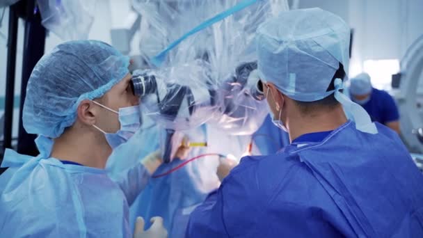 Operatieve Ingreep Met Medische Microscoop Artsen Medisch Uniform Maskers Die — Stockvideo