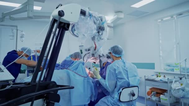 Neurochirurgie Clinique Moderne Groupe Médecins Effectuer Une Chirurgie Aide Microscope — Video