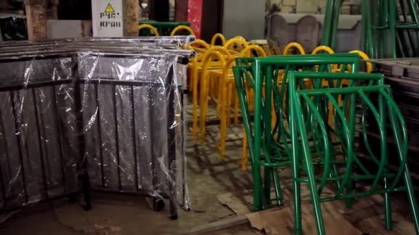 Piezas Construcción Metal Equipo Colorido Para Cerca Dentro Del Almacén — Vídeos de Stock