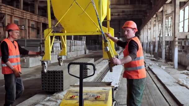 Arbeiter Auf Dem Betonwerk Anlage Zur Herstellung Von Stahlbetonplatten Mitarbeiter — Stockvideo