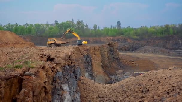 Traktör Kovası Bir Kamyonu Dolduruyor Endüstriyel Kazıcı Doğa Arka Planındaki — Stok video