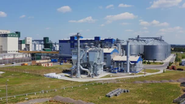 配备电梯的现代工厂 夏季农业综合企业的工业区 储存谷物的金属容器 空中景观 — 图库视频影像