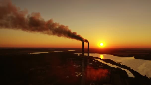 Rury Przemysłowe Gęstym Dymem Zmierzchu Fabryka Chemiczna Pobliżu Rzeki Przed — Wideo stockowe