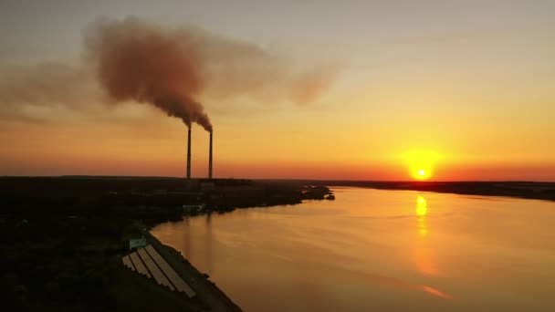 Suyun Üzerinde Turuncu Gün Batımı Nehir Kenarında Endüstriyel Boruları Olan — Stok video
