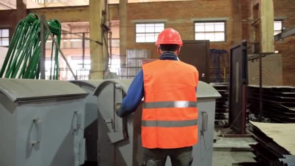 Arbeiter Mit Harten Hüten Der Fabrik Produktion Von Mülltonnen Industrielle — Stockvideo