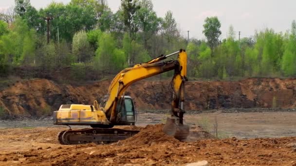 Equipo Movimiento Tierra Excavadora Amarilla Cavando Suelo Cubo Excavadora Recoge — Vídeos de Stock