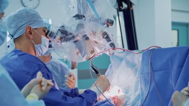 Профессиональный Врач Проводит Нейрохирургию Современное Медицинское Оборудование Операционной Нейрохирург Использует — стоковое видео