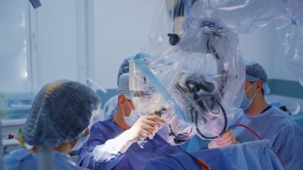 一群拥有现代医疗设备的医生 在医院神经外科手术前 专家小组对医疗显微镜进行了定制 — 图库视频影像