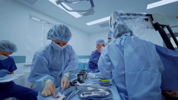 专业神经外科医生小组 穿着工作服的医生和助手在现代诊所进行神经外科手术 — 图库视频影像