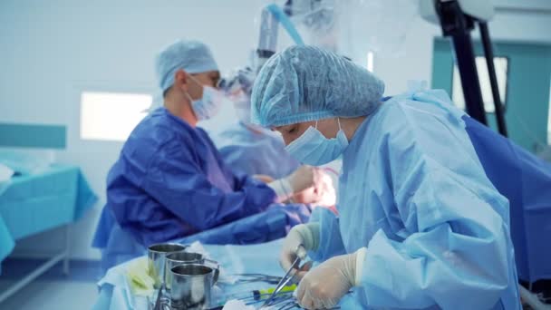 Grupo Médicos Durante Neurocirurgia Assistente Médico Trabalha Com Instrumentos Estéreis — Vídeo de Stock