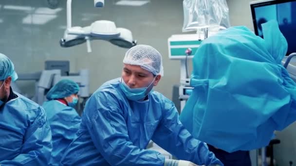 Grupa Lekarzy Mundurach Medycznych Sali Operacyjnej Chirurdzy Wykonują Operacje Nowoczesnym — Wideo stockowe