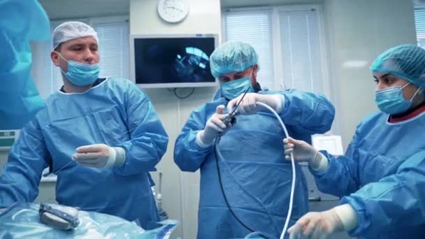 Grupo Cirujanos Quirófano Médicos Realizando Cirugía Quirófano Hospital Moderno — Vídeos de Stock