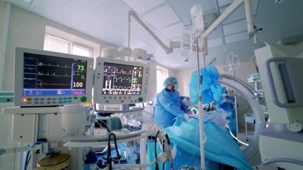 手術の背景にある医療モニター モニターで患者の医学的重要な兆候 麻酔手術モニター 病院の劇場のスクリーンの患者の心拍 — ストック動画