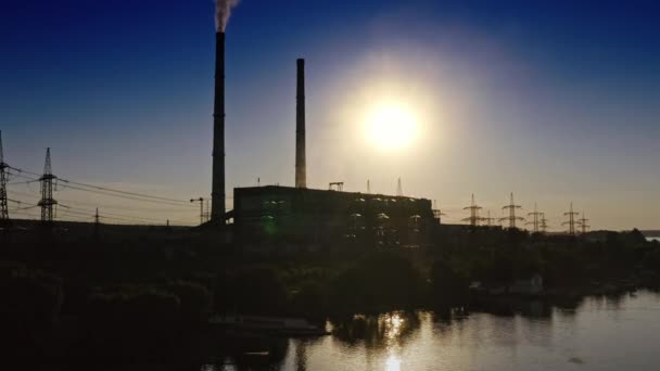 Silueta Oscura Planta Industrial Humo Sucio Sale Pipa Por Noche — Vídeo de stock