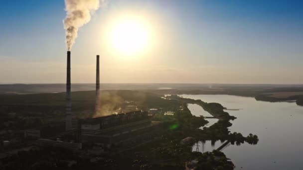 大自然处于危险之中 河边的有害工厂 晚上工业管道释放出的化学烟 空中景观 — 图库视频影像