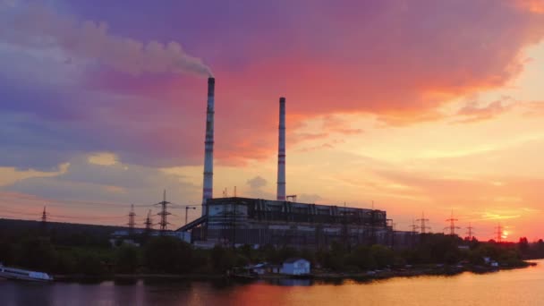 Βιομηχανική Ζώνη Ενάντια Στο Ροζ Ουρανό Στο Ηλιοβασίλεμα Εργοστάσιο Κοντά — Αρχείο Βίντεο