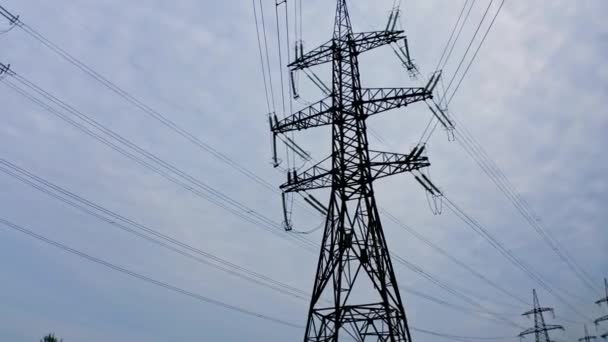 Hautes Tours Électriques Avec Fils Pylônes Transmission Puissance Sous Ciel — Video