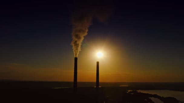暗闇で製造する煙 設定された太陽の背景に化学物質の排出を伴う産業管 環境汚染 — ストック動画