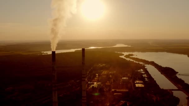Вредные Выбросы Заполняют Атмосферу Производство Среди Природы Закате Вечером Химический — стоковое видео