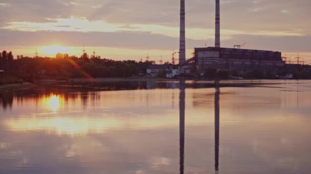 River Vid Solnedgången Tillverkning Bakgrund Industrirören Reflekteras Kvällsvattnet Metallverk Nära — Stockvideo