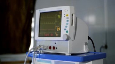 Hastane tiyatrosunda kalp atış hızı monitörü. Anestezi cerrahi monitörüne bağlı bir hastanede tıbbi hayati göstergeler monitörü. Hastanın kalp atışı ekranda..