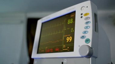 EKG ekran diyagramları. Elektrokardiyograf makinesi, ameliyat odasında hastanın kalp atışlarının ve kan basıncının grafiklerini gösteriyor..