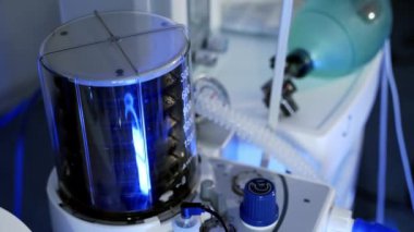 Ameliyat sırasında solunum cihazı. Hastanede yapay akciğer havalandırması hareketi. Zatürree ve tüberküloz. Covid 19. Yakın plan..