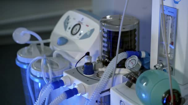 機械換気および生命サポート 肺の人工換気の現代的な装置 病気の肺炎およびウイルスの間に新しい装置 コロナウイルス — ストック動画