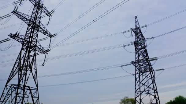 Линии Передачи Природе Высоковольтные Электрические Башни Голубом Фоне Неба Высокие — стоковое видео