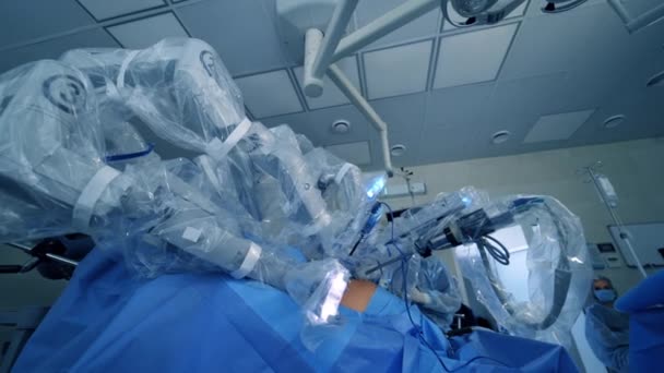 Roboterarme Körper Des Patienten Modernes Medizinisches Gerät Mit Minimalinvasiver Beteiligung — Stockvideo