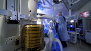 Klinikteki yaşam destek ekipmanları. Cerrahi işlemin arka planında yapay akciğer havalandırması için tıbbi cihazın hareketi. Covid 19.