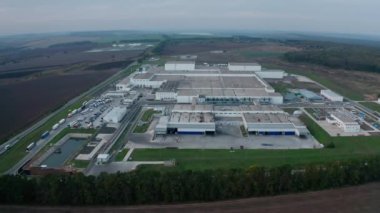 Güzel bir arazide devasa bir sanayi fabrikası. Sabahları doğayla çevrili bir imalatın panoramik görüntüsü. Yukarıdan görüntüle.