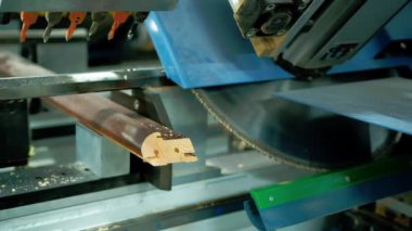 Atölyedeki makine aleti. Kapı yapımı için modern ekipman. Mobilya üreten otomatik bir cihaz. Yakın plan..