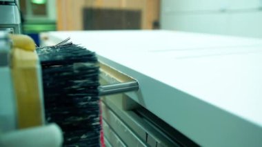 Kapı endüstrisi. Modern makine aletleri tahta tahtada delikler açıyor. Mobilya üretimi atölyede. Yakın plan..