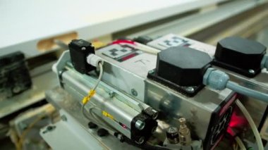 Tahta kapılar yapmak için elektrikli bir cihaz. Mobilya imalatı. Makine aletinin tahtada delik açması. Kapıların üretimi. Yakın plan..