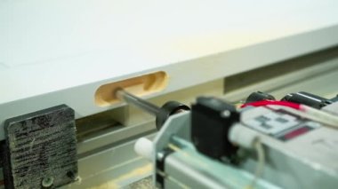 Kapı yapmak için makine aleti. Üretim ekipmanlarında ahşap kapılar üretme süreci. Kapı endüstrisi. Yakın plan..