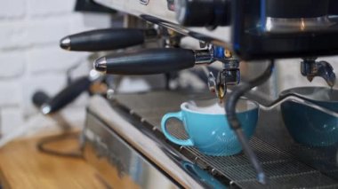 Taze kahve yapıyorum. Kahve makinesinde espresso yapma süreci. Kadın sıcak kahveyi alır ve kameraya gösterir..