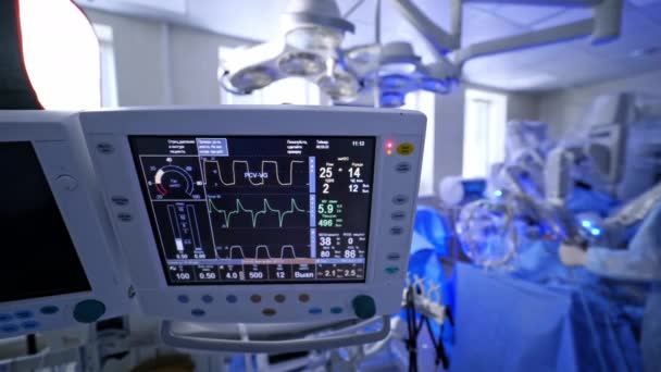 医療モニターは患者の状態を示しています 患者の重要な兆候を有する心拍数モニター ロボット手術の背景に関する医療ディスプレイ — ストック動画