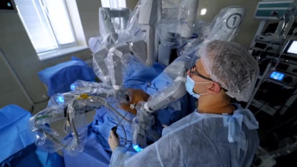 Хірургія Робототехнічним Обладнанням Доктор Біля Хірургічного Робота Під Час Малоінвазивної — стокове відео