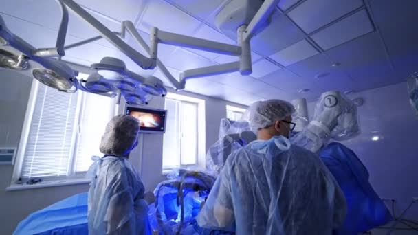 创新药物 医学专家在屏幕上查看外科手术过程 临床上机器人的外科操作过程由医生控制 — 图库视频影像