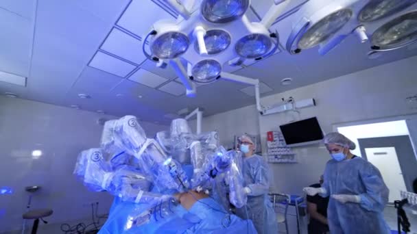 Cirugía Futurista Quirófano Moderno Máquina Robótica Realiza Una Cirugía Mínimamente — Vídeos de Stock