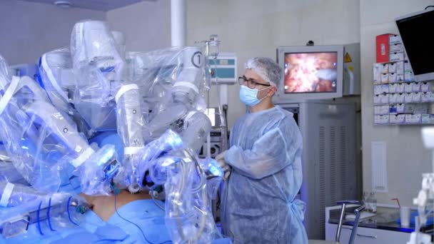Lekarz Pobliżu Sprzętu Robotycznego Sali Operacyjnej Minimalnie Inwazyjna Innowacja Chirurgiczna — Wideo stockowe