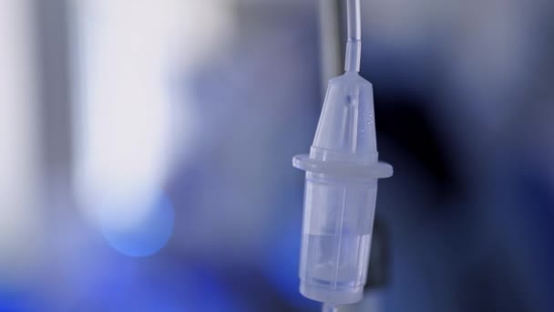 Plastic Druppelaar Blauwe Achtergrond Ziekenhuisloket Een Intensieve Therapieruimte Close — Stockvideo
