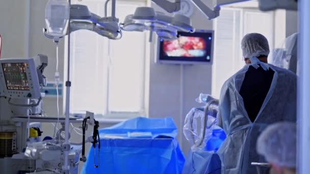 Minimally Invasive Operation Modern Surgical Room Doctor Looks Medical Monitor — Stock Video