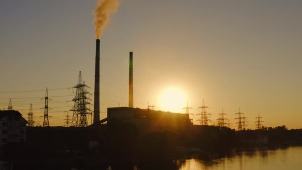 Silueta Průmyslu Při Západu Slunce Škodlivý Kouř Potrubí Výroby Znečišťuje — Stock video