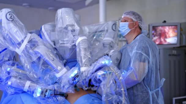 Cirurgia Com Equipamento Robótico Doutor Uniforme Médico Controla Trabalho Máquina — Vídeo de Stock